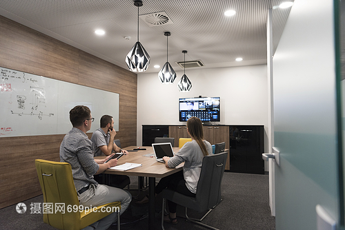 現代辦公室的輕人工作場景 筆記本電腦與咖啡的協(xié)作融合